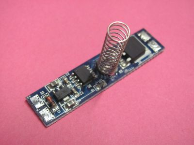 Dotykový spínač/stmívač s trvalou pamětí QTSD17