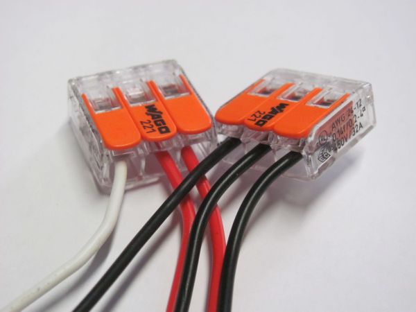 Svorka 221-413,3 vodiče,páčka,max.4mm2-32A,transp.