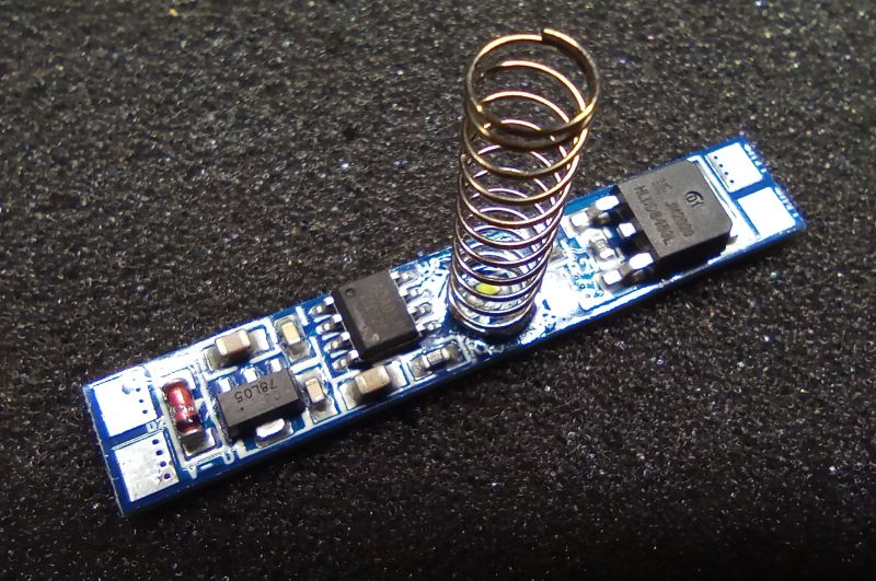 Dotykový spínač/stmívač s trvalou pamětí QTSD17